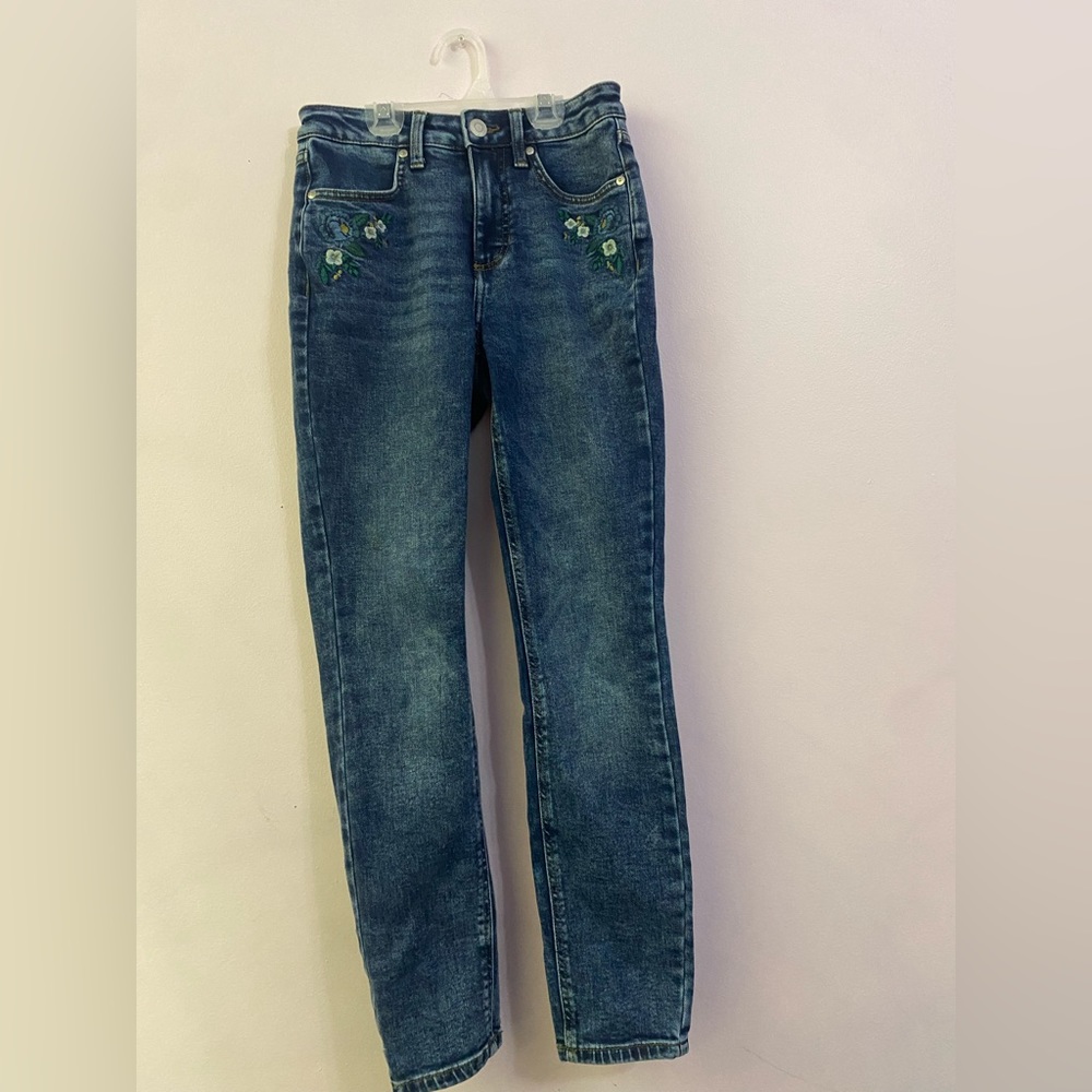skinny medium wash jeans, medium rise, floral embroidery details
